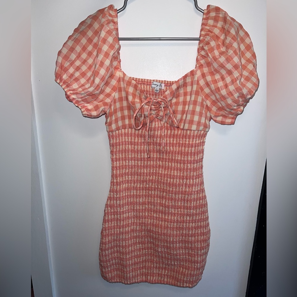 FLATTERING ORANGE AND WHITE DRESS WITH PUFF SLEEVES